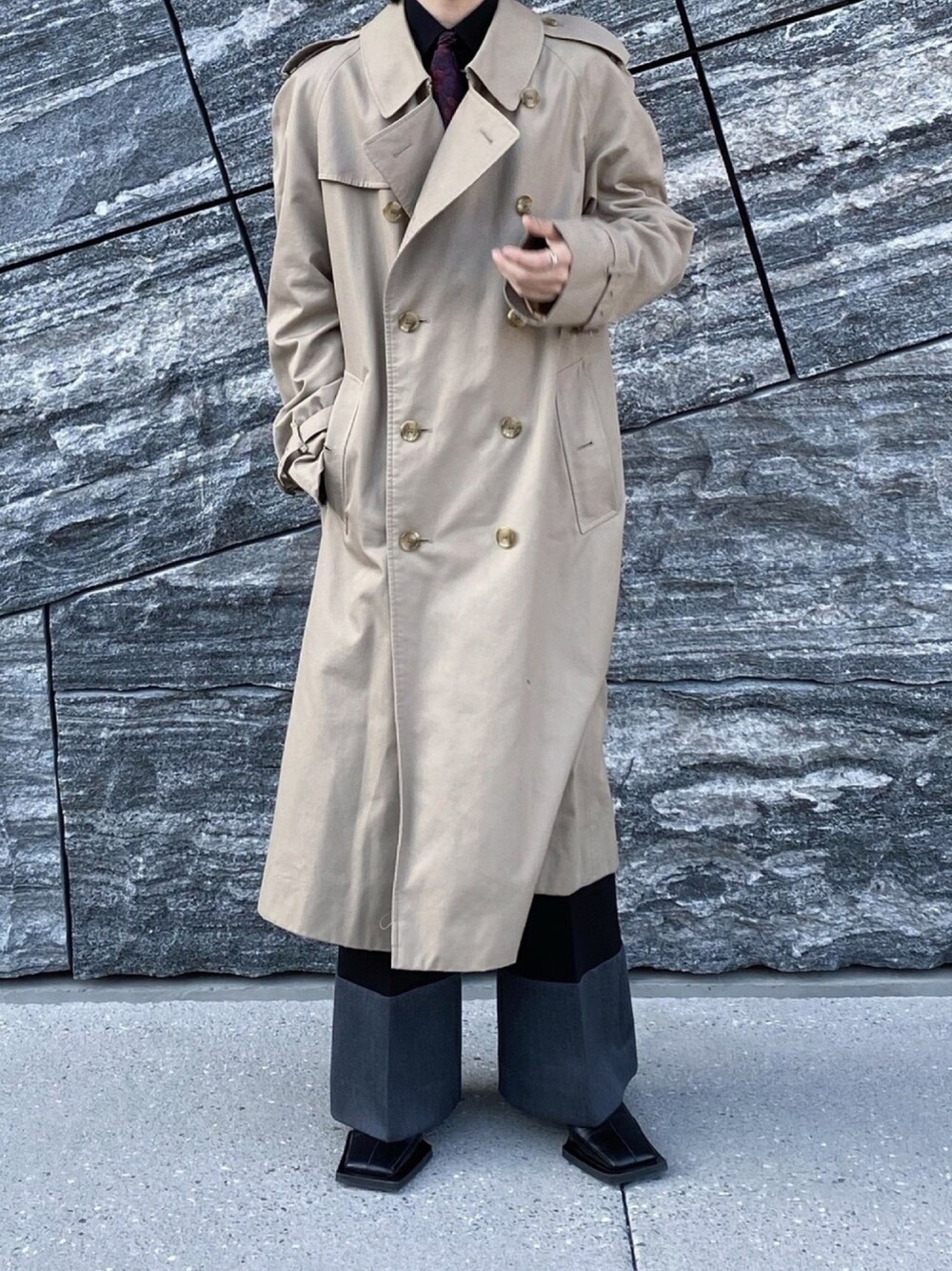トレンチコートを使った「LOEWE」のメンズ人気ファッション