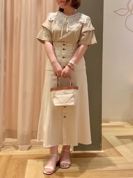 「襟付きトップス」｜「アイテム（ジャンパースカート）」を使った、H I T O M Iさん（レディース・162cm）の春コーディネート