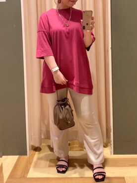 Tシャツ カットソーを使った ショッキングピンク のレディース人気ファッションコーディネート Wear