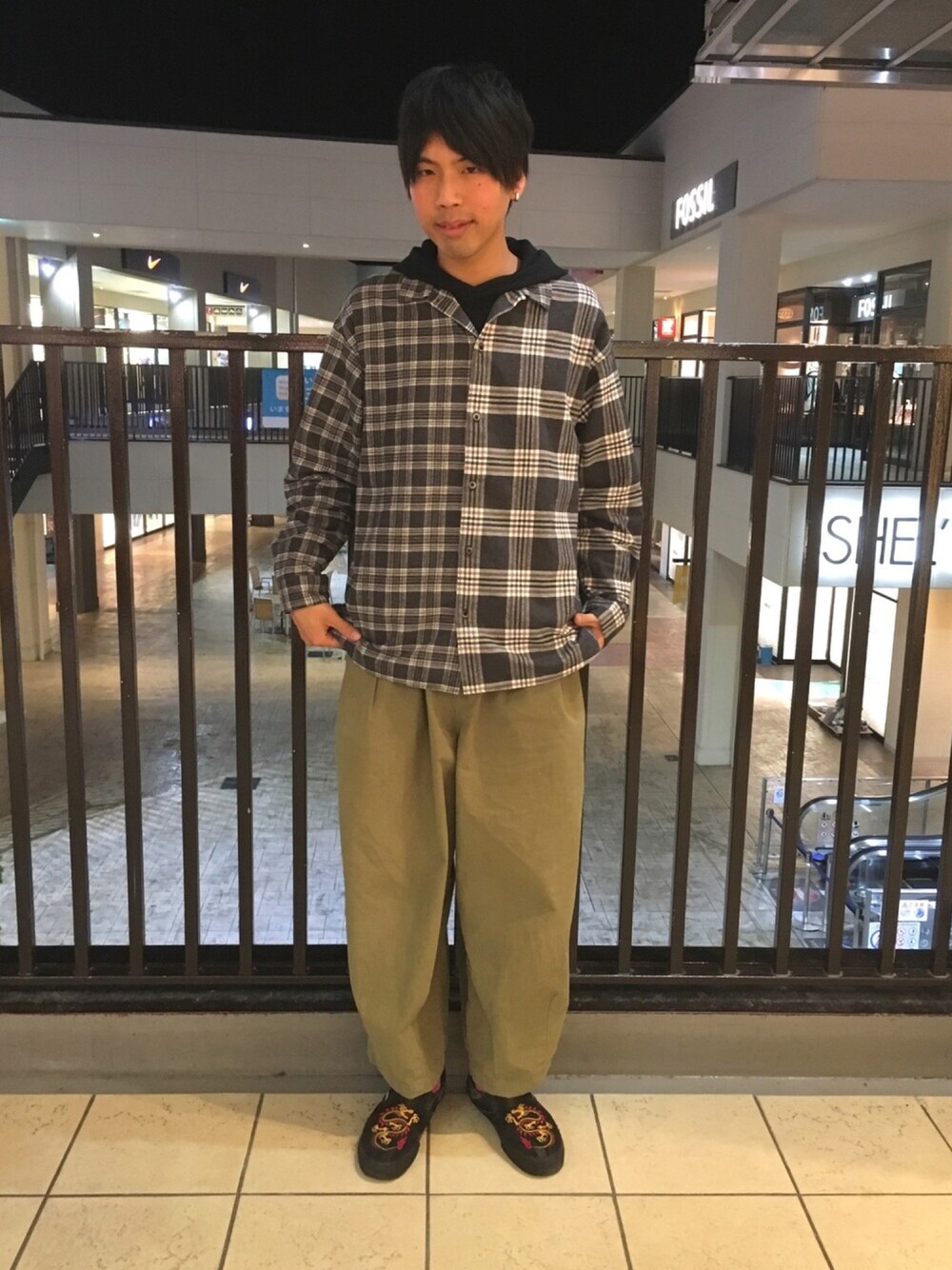 「春、パーカー、チェックシャツ、ビッグシルエット、ヒザデルパンツ、VANS、スリッポン、刺繍、カーキ、カキトウの形跡」｜「WHO'S WHO galleryのアイテム（パーカー、ブラック系）」を使った、あんころもちさん（メンズ・176cm）の春コーディネートの1枚目の写真