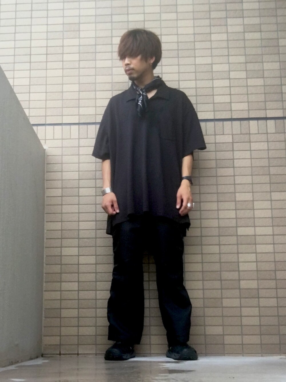 「スカーフ、バンダナ、ポロシャツ、オーバーサイズ、オールブラック、ワイドパンツ、シンプルスタイル、黒、リラックススタイル、カキトウの消息」｜「UNIQLOのオーバーサイズポロシャツ（半袖）（ポロシャツ、ブラック系）」を使った、あんころもちさん（メンズ・176cm）の夏コーディネートの1枚目の写真