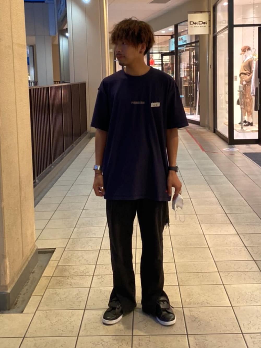 ブルー系のTシャツ/カットソー、ブラック系のデニムパンツ、ブラック系のスニーカーを着用したメンズの夏コーディネートの1枚目の写真