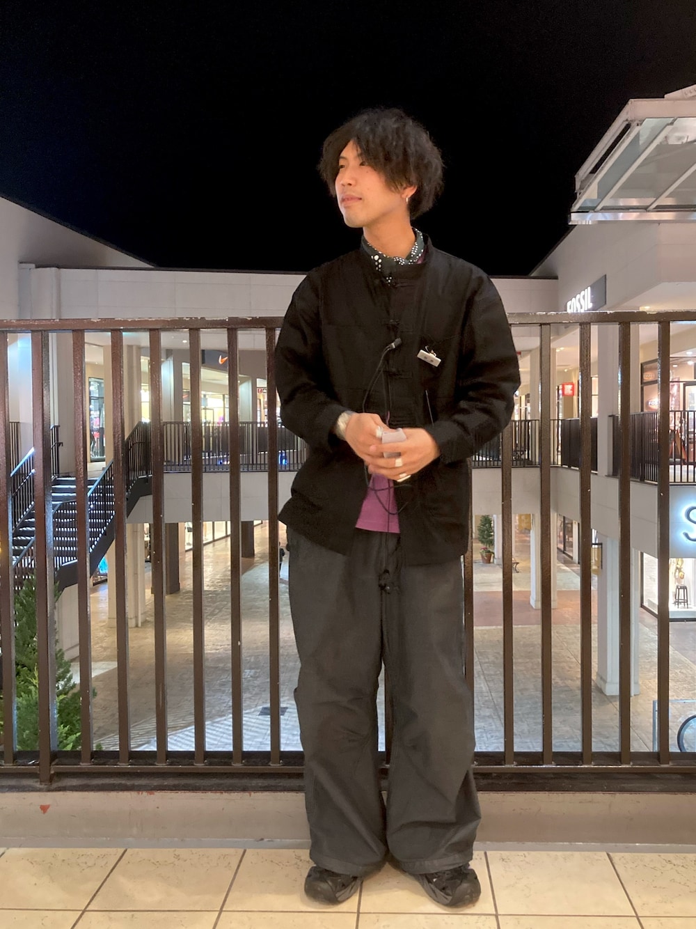 「チャイナシャツ、カバーオール、ゆるコーデ、カーゴパンツ、ワイドパンツ、サンダルに靴下、HOKAONEONE、ストリート、手ぬぐい、カキトウ日和」｜「NeedlesのBANDANA TENUGUI（バンダナ/スカーフ、ブルー系）」を使った、あんころもちさん（メンズ・176cm）の春コーディネートの1枚目の写真