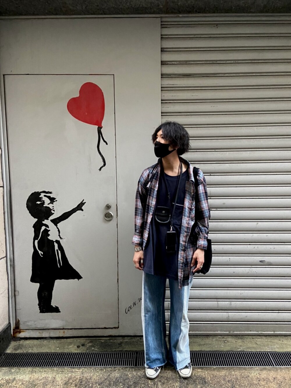 「リメイク、Levi's、converse、スタッズ、カジュアルコーデ、休日スタイル、チェックシャツ、カットオフデニム、H bar C、カキトウ日和」｜「Demiurvoの【DEMIURVO】デミウルーボ POCHE Croco 背面手帳型スマホケース iPhon11ProMAX ストラップ付（その他小物、ブラック系）」を使った、あんころもちさん（メンズ・176cm）の春コーディネートの1枚目の写真