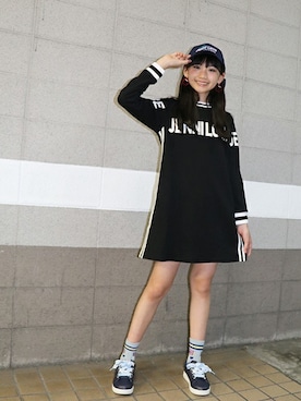 「アイテム（シューズ）」を使った、JENNIさん（キッズ・155cm）の秋コーディネート