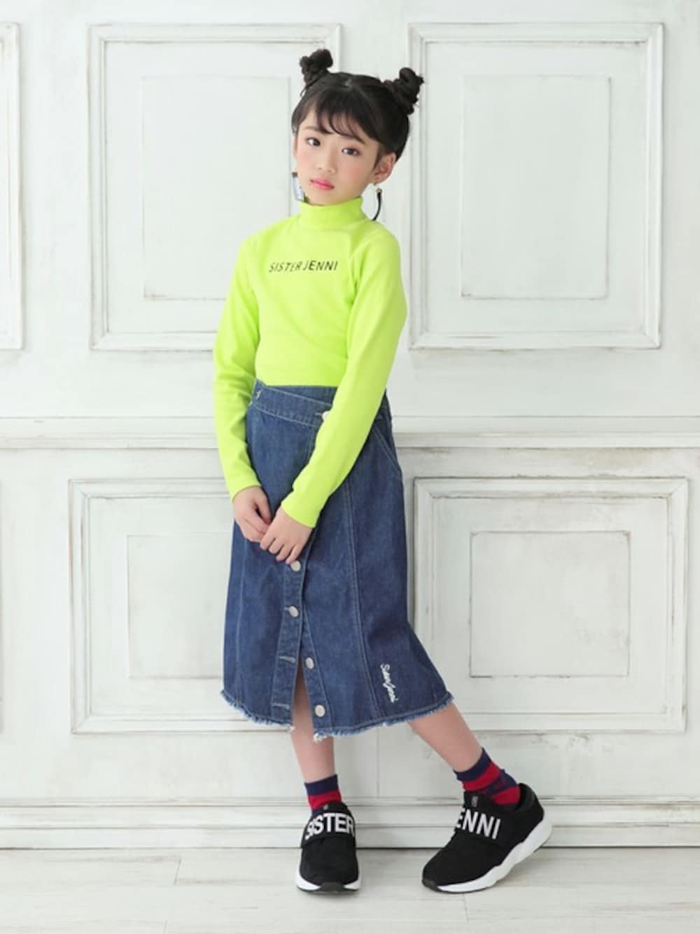 グリーン系のTシャツ/カットソー、ブルー系のデニムスカート、ブラック系のスニーカーを着用したキッズの秋コーディネートの1枚目の写真