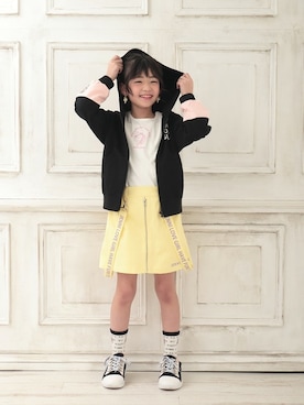 「アイテム（パンツ、イエロー系）」を使った、JENNIさん（キッズ・124cm）の冬コーディネート