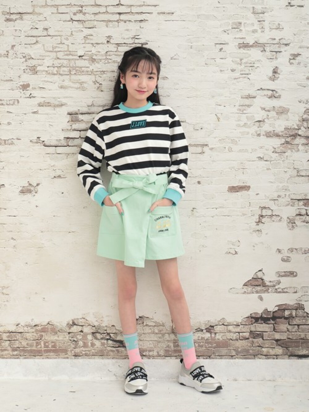 ブルー系のスウェット、グリーン系のその他パンツを着用したキッズの春コーディネートの1枚目の写真