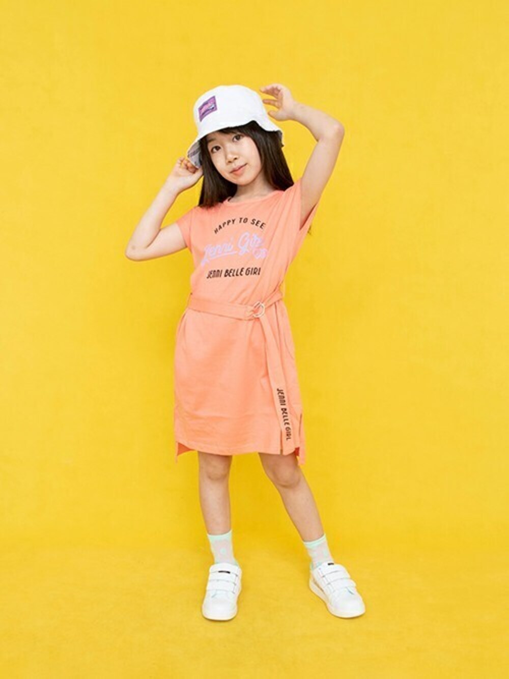 オレンジ系のワンピースを着用したキッズの夏コーディネートの1枚目の写真