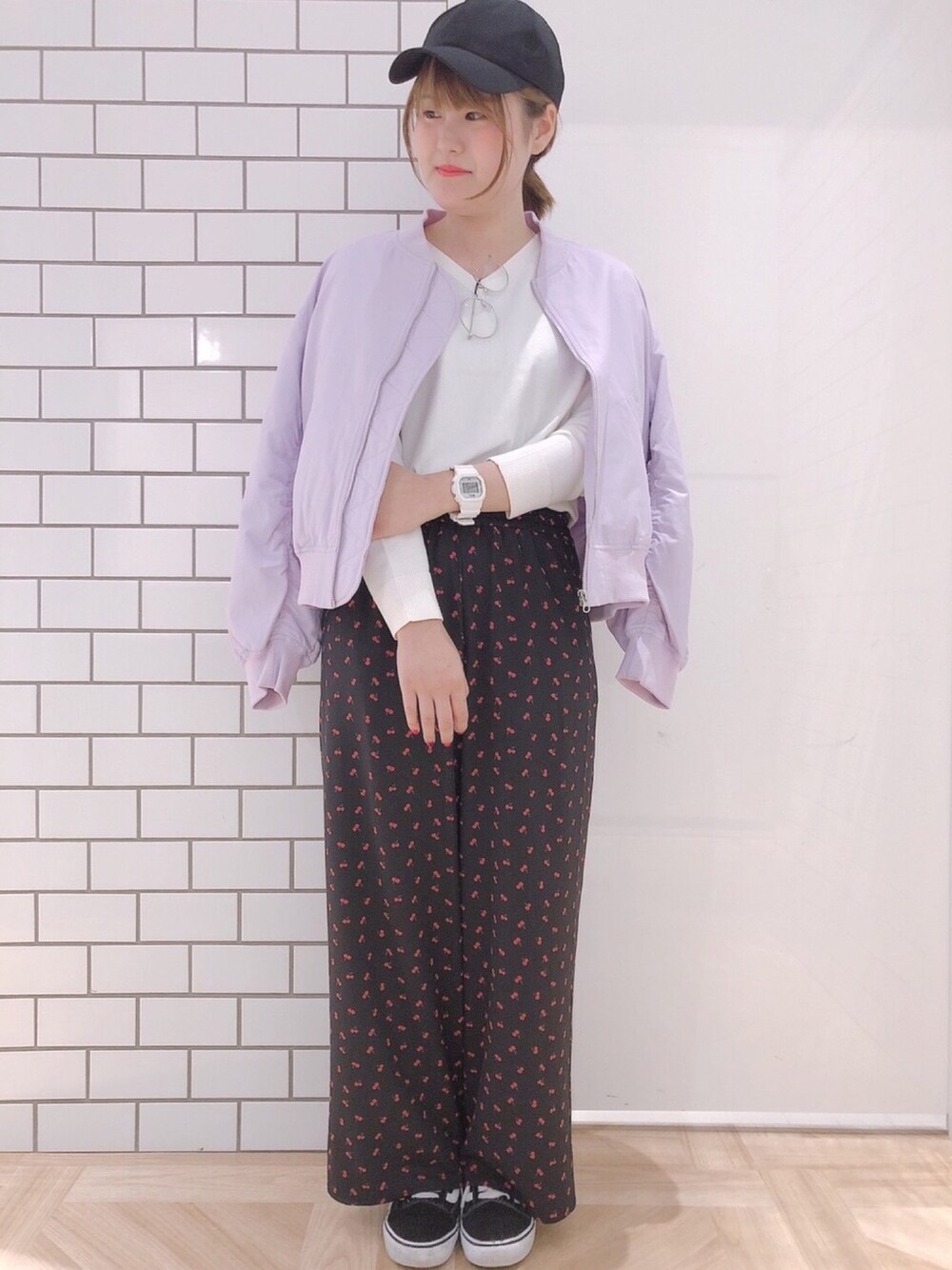 「ローリーズファーム(LOWRYS FARM)、大日、MA-1、キャップ、イージーパンツ、カジュアル、パンツスタイル、春、さくらんぼ」｜「LOWRYS FARMのＭＡ－１　783594 （MA-1、パープル系）」を使った、LOWRYS FARM 大日STAFFさん（レディース・159cm）の春コーディネートの1枚目の写真