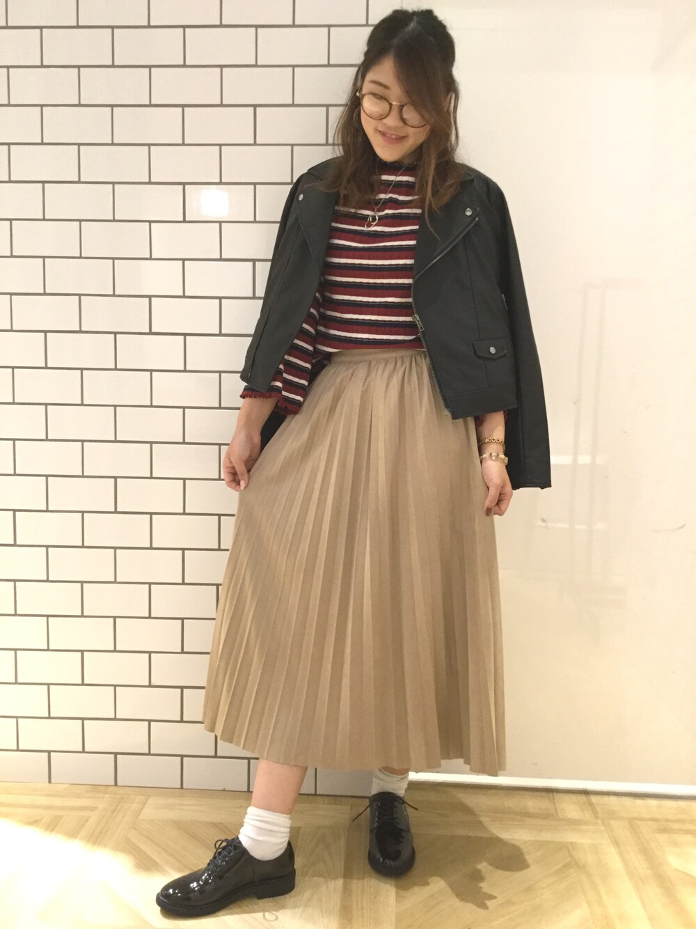 「ローリーズファーム(LOWRYS FARM)、大日、秋カラー、カジュアルコーデ、スカート、秋のコーデ、マニッシュシューズ、ライダース、ボーダー、スエード」｜「LOWRYS FARMの１８ＦＷマニッシュシューズ　801999（ドレスシューズ、ブラック系）」を使った、LOWRYS FARM 大日STAFFさん（レディース・162cm）の夏コーディネートの1枚目の写真