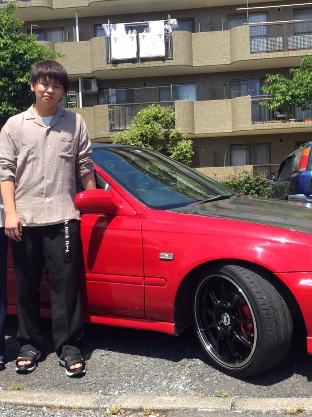 ホワイト系のTシャツ/カットソー、ベージュ系のシャツ/ブラウス、ブラック系のその他パンツを着用したメンズの春コーディネートの1枚目の写真