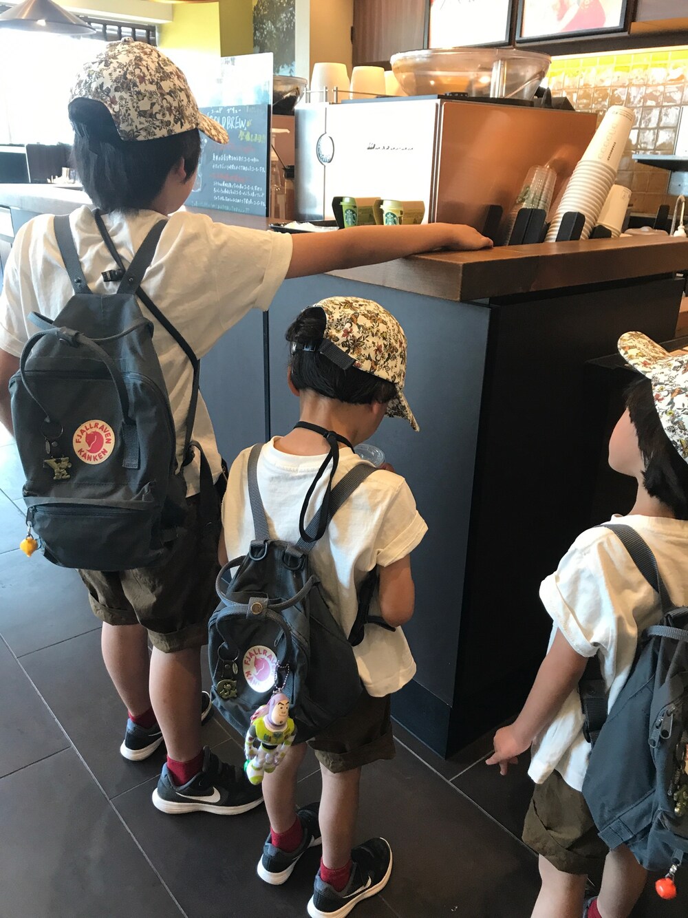 「カジュアルコーデ、おとこのこ、3兄弟、おそろいコーデ、シンプル、プチプラ、スニーカー、キャップ、双子、白Tシャツ」｜「こども ビームスのNIKE / 16S レボリューション3 PSV (16.5～22cm)（スニーカー、ブラック系）」を使った、yun☺︎さん（キッズ・141cm）の夏コーディネートの1枚目の写真