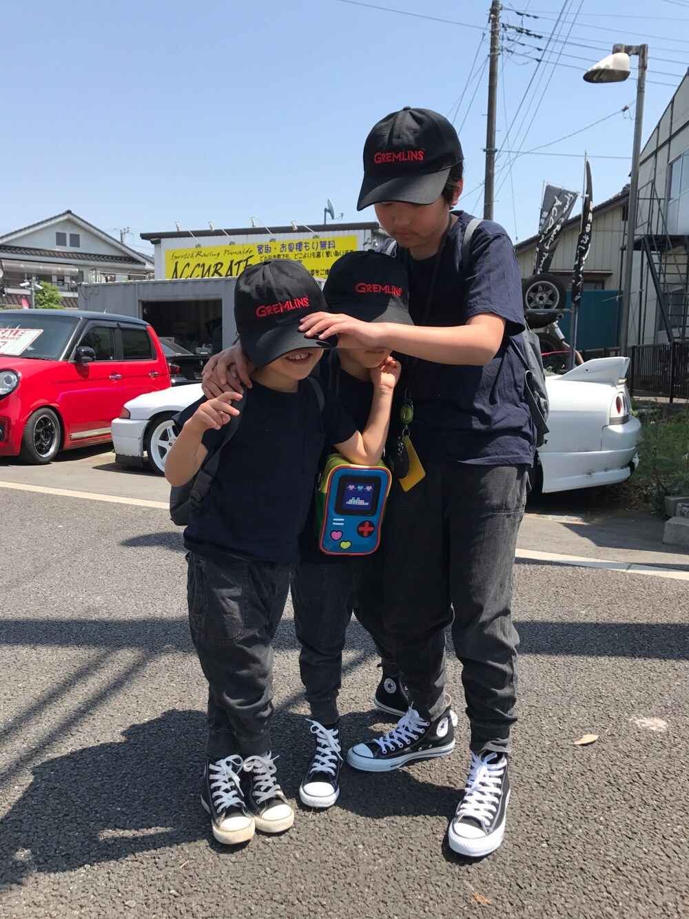 ブラック系のスニーカー、その他の帽子を着用したキッズの春コーディネートの1枚目の写真