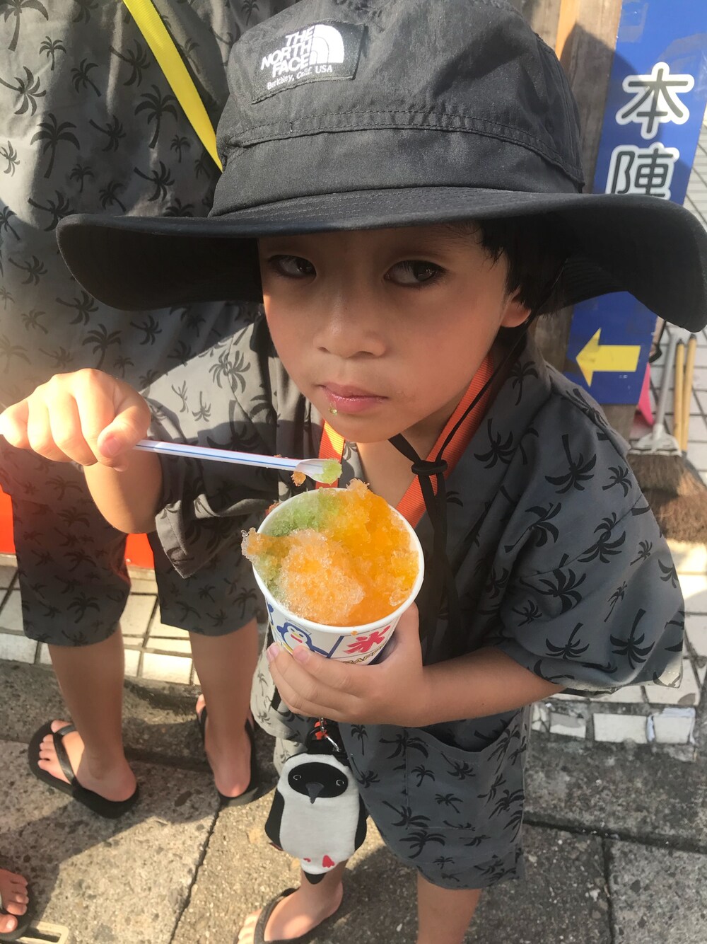 「夏コーデ、甚平、甚平コーデ、ハット、ノースフェイス、シンプル、ビーサン、お祭り」｜「THE NORTH FACEのHorizon Hat（ハット、ブラック系）」を使った、yun☺︎さん（キッズ・110cm）の夏コーディネートの1枚目の写真