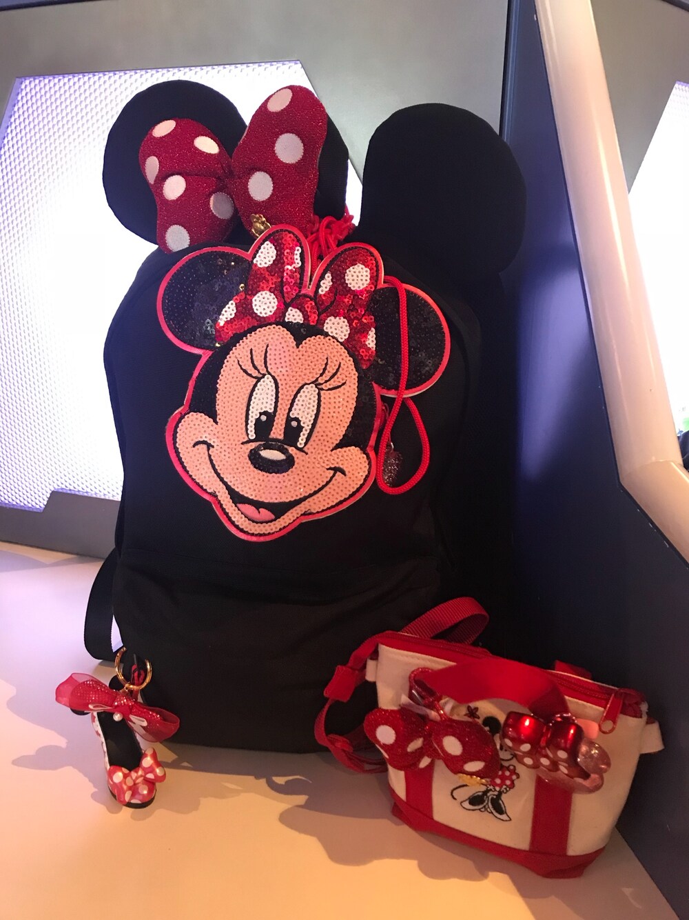 「ディズニーリゾート、ディズニーコーデ、ディズニーランド、ヲタクコーデ、ヲタバ、Dヲタ」｜「ディズニーリゾートのアイテム（パスケース、レッド系）」を使った、yun☺︎さん（レディース・155cm）の夏コーディネートの1枚目の写真