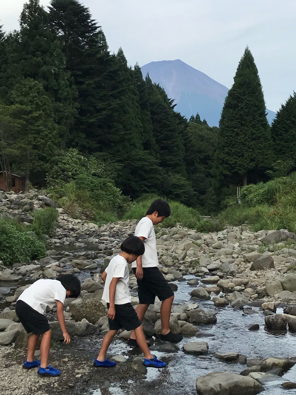 「おそろいコーデ、キッズ」｜「GUのアイテム（Tシャツ/カットソー、ホワイト系）」を使った、yun☺︎さん（キッズ・155cm）の秋コーディネートの1枚目の写真