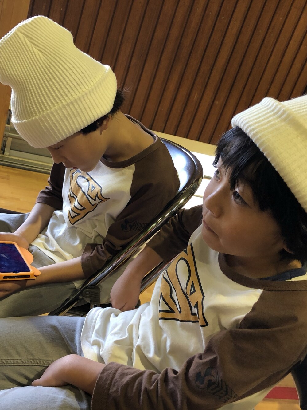 「おそろいコーデ、双子、スーパーマン」｜「H&Mのアイテム（デニムパンツ、グレー系）」を使った、yun☺︎さん（キッズ・130cm）の冬コーディネートの1枚目の写真