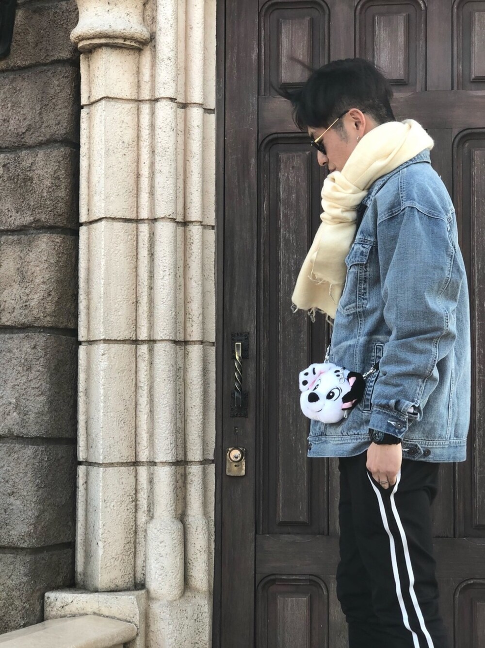 ブルー系のデニムジャケット、ブラック系のその他パンツ、ホワイト系のマフラーを着用したメンズの冬コーディネートの1枚目の写真