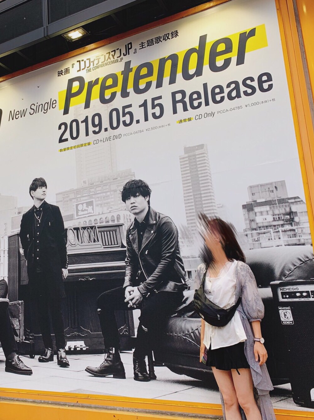 「シンプルコーデ、モノトーン、レースガウン、ニットパンツ、スニーカー、たまには短い丈も履かねばならぬ、別に履かなくても良い」｜「Chicoの前開きマキシワンピース（シャツワンピース、グレー系）」を使った、まぁさん（レディース・159cm）の春コーディネートの1枚目の写真