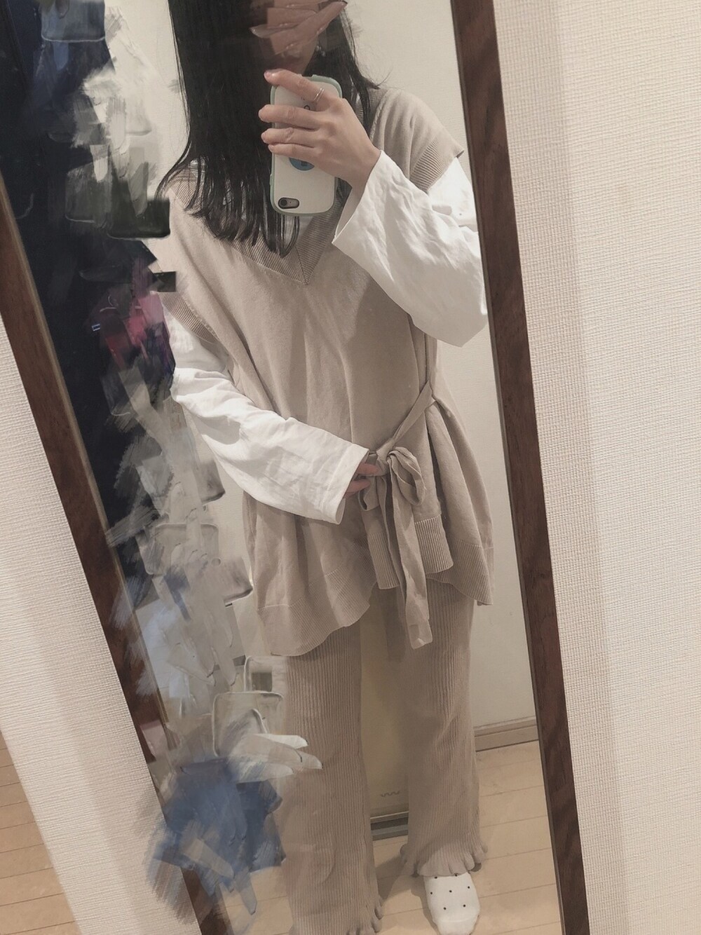 「シンプルコーデ、ニットベスト、ニットパンツ、消えちゃいそうな色コーデ」｜「mysticの天竺編サイドリボンニットベスト（ニット/セーター、ベージュ系）」を使った、まぁさん（レディース・159cm）の冬コーディネートの1枚目の写真