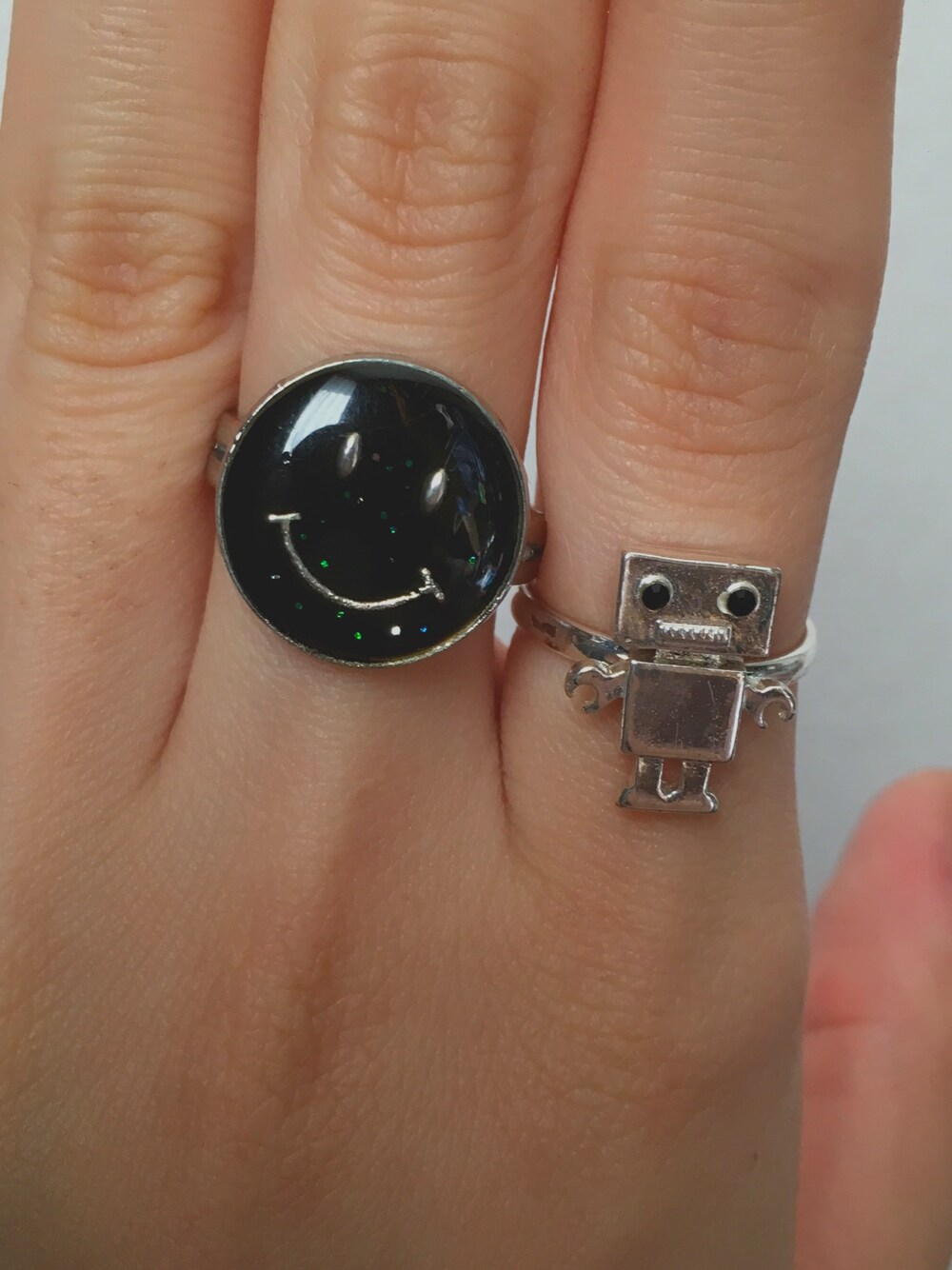 その他のリング、シルバー系のリングを着用したレディースの秋コーディネートの1枚目の写真