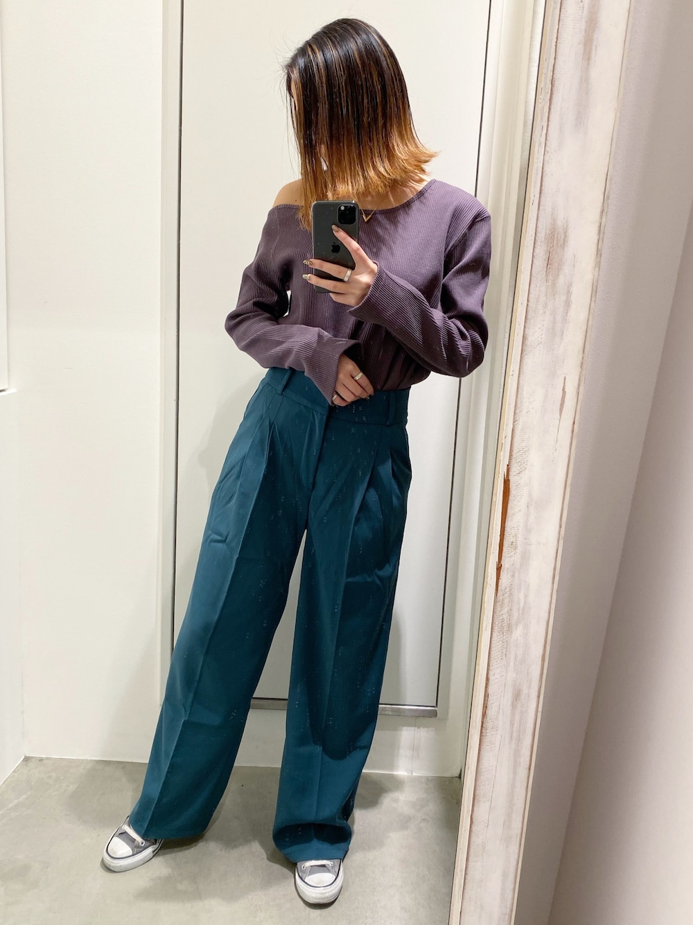 グレー系のTシャツ/カットソー、ブルー系のスラックスを着用したレディースの秋コーディネートの1枚目の写真