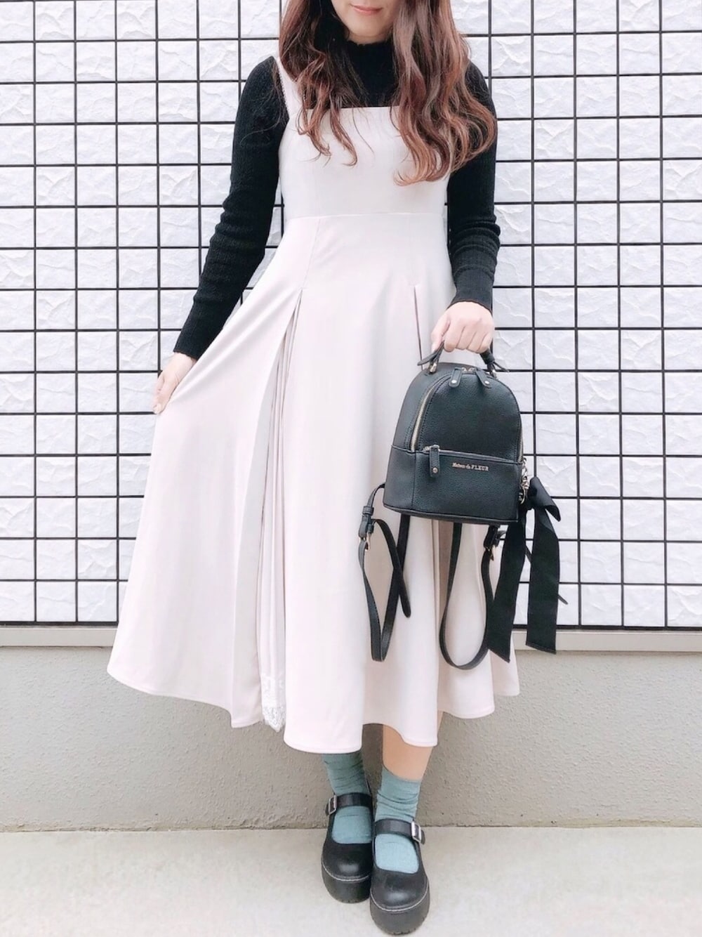 「Maison de FLEUR 、Maison de FLEUR Petite Robe、メゾンドフルール、メゾンドフルールプチローブ、ワンピース、ジャンパースカート、リュック、オトナ女子、春、リボン」｜「Maison de FLEURのリボンSリュック＊（バックパック/リュック、ブラック系）」を使った、Alice❁さん（レディース・157cm）の春コーディネートの1枚目の写真