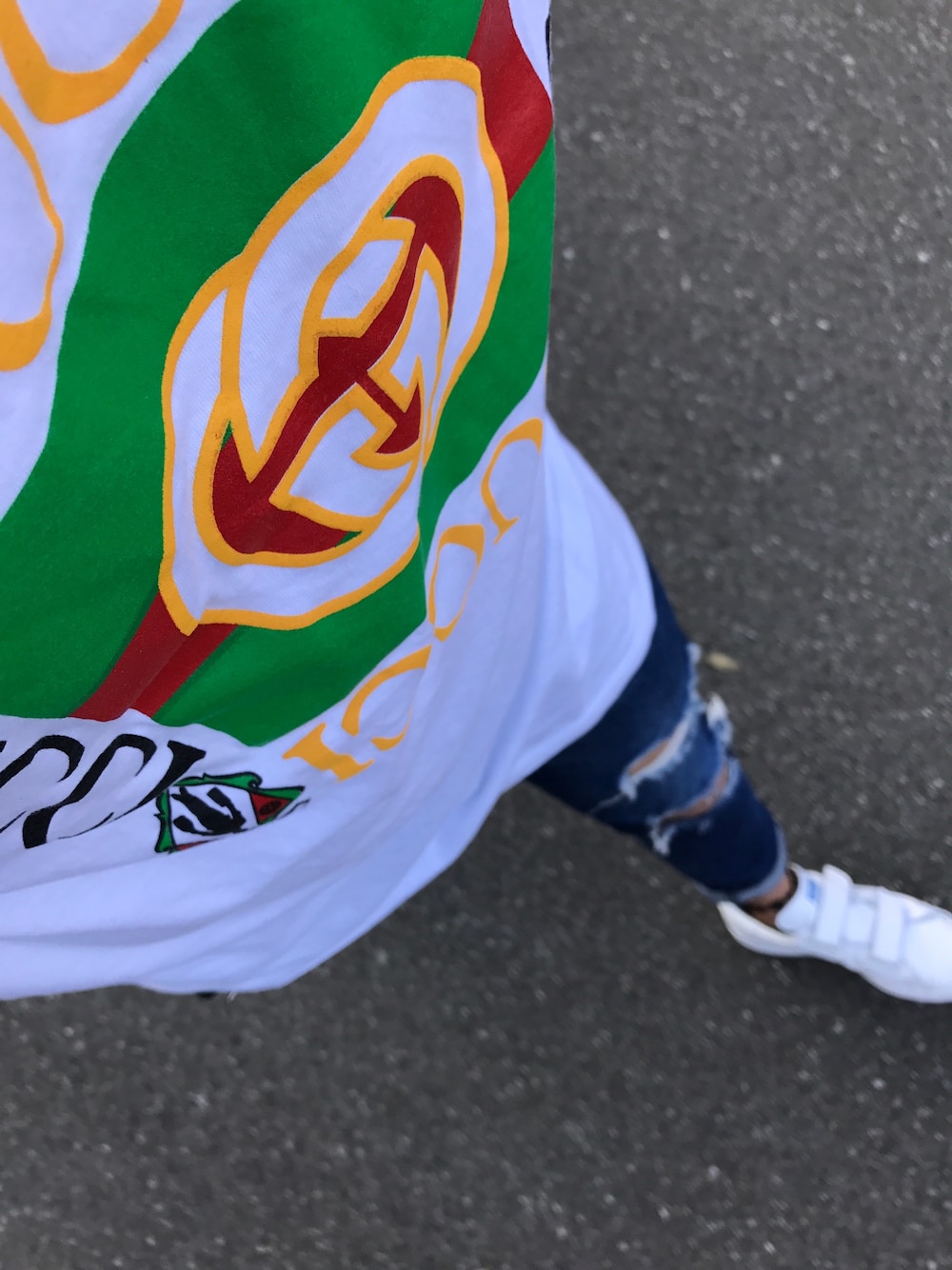 「GUCCI、アディダス、デニム、夏コーデ、オーバーサイズ、カジュアルコーデ」｜「adidas Originalsのアイテム（スニーカー、ホワイト系）」を使った、kimuchさん（メンズ・170cm）の夏コーディネートの1枚目の写真