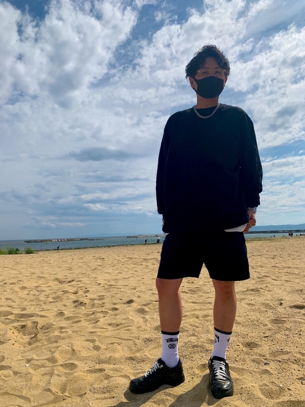 「夏、シンプル、モノトーン、ブラック、ストリート、オーバーサイズ、おしゃれさんと繋がりたい、ショートパンツ、ナイキ、リーバイス」｜「UNIQLOのアイテム（Tシャツ/カットソー、ブラック系）」を使った、kimuchさん（メンズ・172cm）の春コーディネートの1枚目の写真