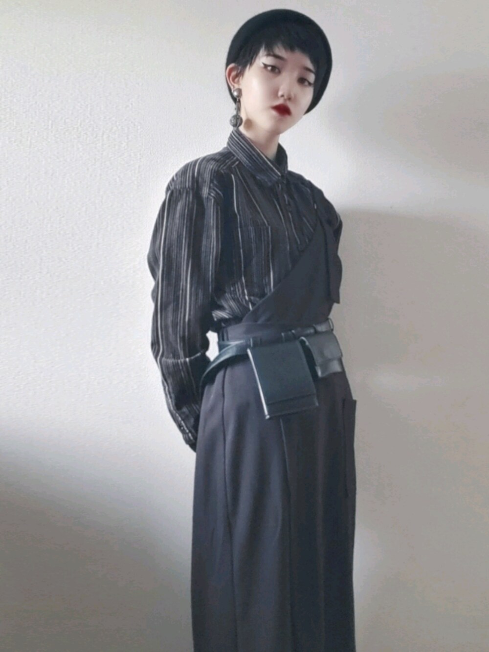 「モノトーン、オールインワン、オールブラック、柄シャツ、ショルダーバッグ、メゾンスペシャル」｜「MAISON SPECIALのアイテム（バッグ、ブラック系）」を使った、琳さん（レディース・152cm）の夏コーディネートの1枚目の写真