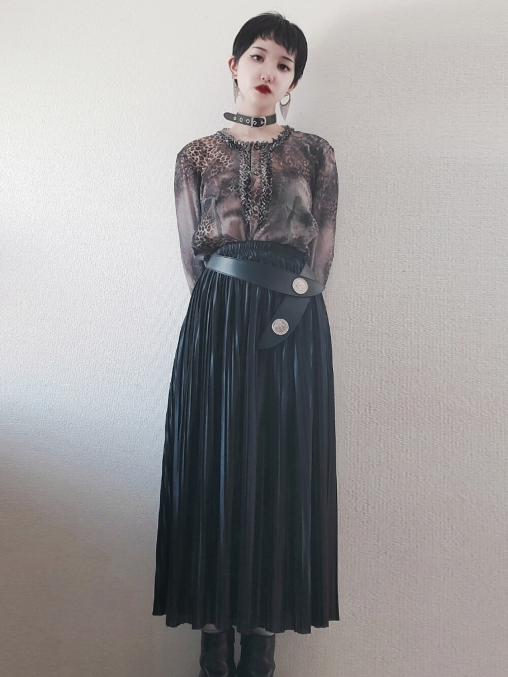 「豹柄、プリーツスカート、ブラック、古着、古着好きな人と繋がりたい、ootd、首輪、モード」｜「usedのアイテム（スカート、ブラック系）」を使った、琳さん（レディース・152cm）の夏コーディネートの1枚目の写真