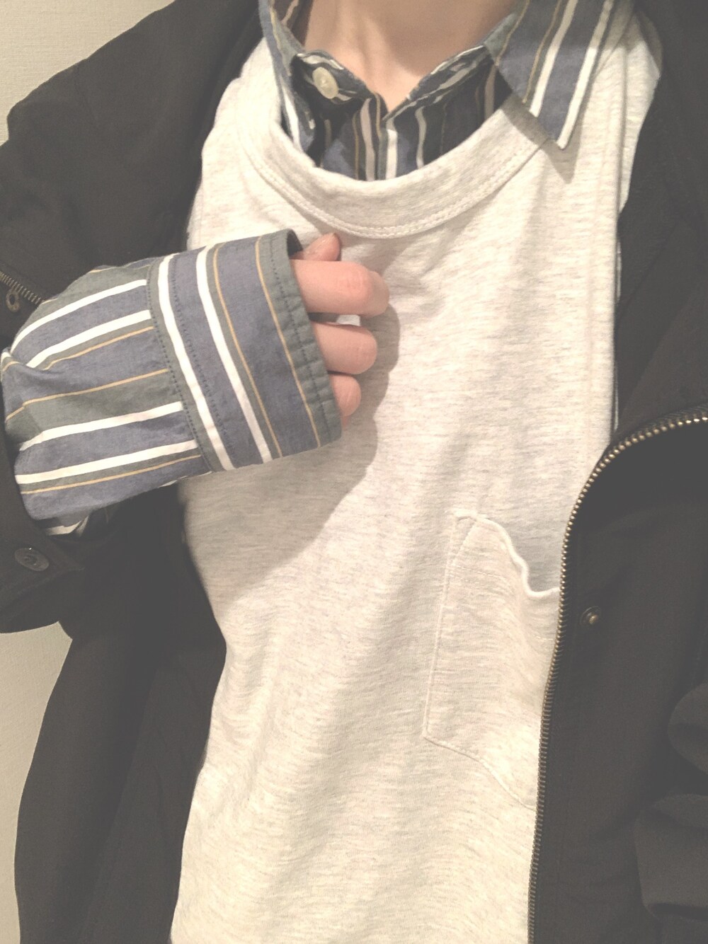 ホワイト系のTシャツ/カットソー、ブルー系のシャツ/ブラウスを着用したレディースの春コーディネートの1枚目の写真