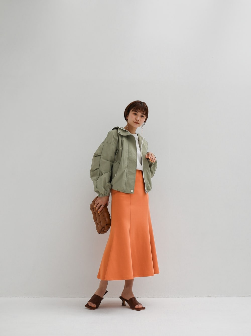 「春夏コーデ、マウンテンパーカー、cara_ tokyo、ラクチンコーデ、マーメイドスカート、オレンジスカート、低身長コーデ、147cm」｜「Caraのアイテム（マウンテンパーカー、グリーン系）」を使った、hinaさん（レディース・147cm）の春コーディネートの1枚目の写真