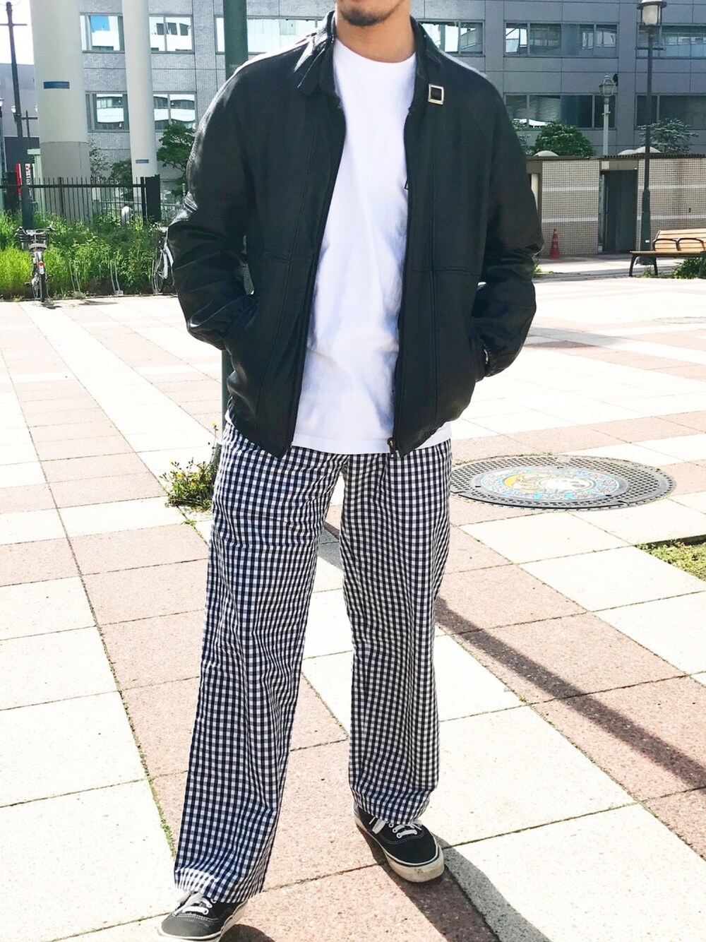 「ストリート、VANS、シンプルコーデ、オトナカジュアル、黒」｜「NOAHのアイテム（その他パンツ、その他）」を使った、栄作さん（メンズ・174cm）の春コーディネートの1枚目の写真