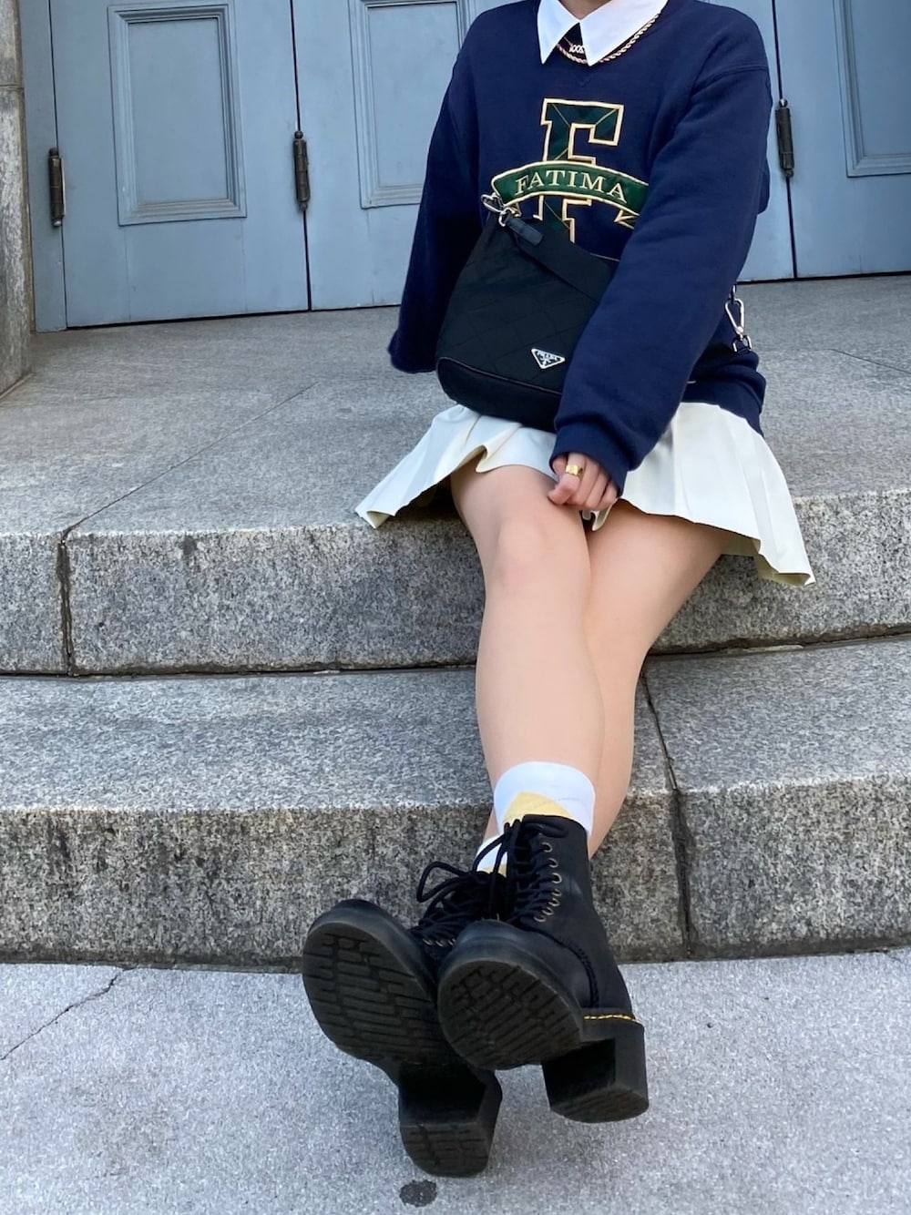 「girl、海外セレブ風、海外系ファッション、ミニスカート、Dr.Martens、short hair、skirt、おんなのこコーデ、アメカジ」｜「VINTAGEのアイテム（スウェット、ブルー系）」を使った、moekaさん（レディース・160cm）の春コーディネートの1枚目の写真