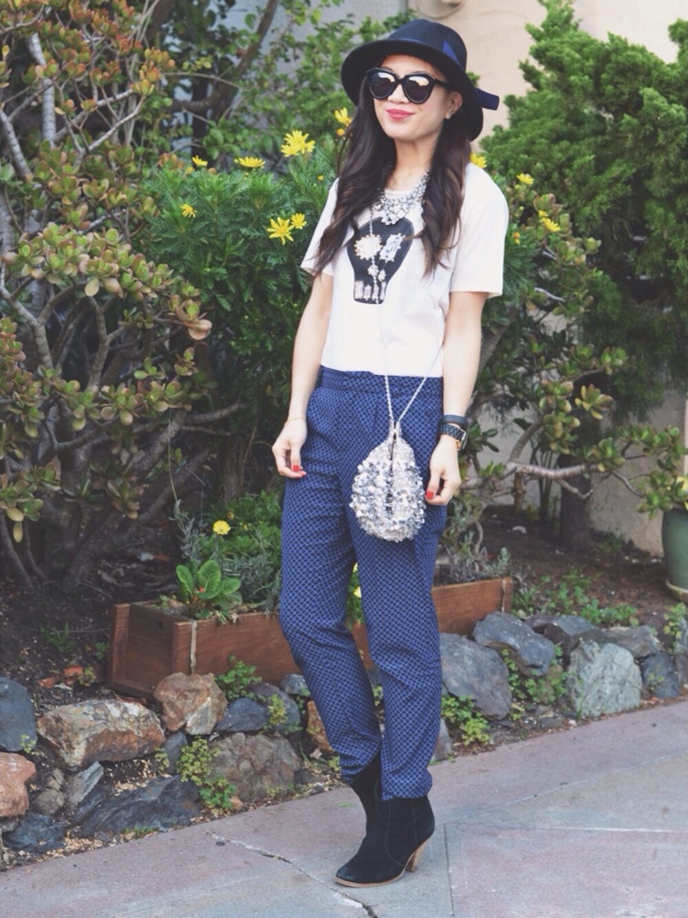 「asos、baublebar、boots、fedora、FOREVER 21、hat、necklace、pants、T-SHIRT、UNIQLO」｜Nancyさん（レディース）の冬コーディネートの1枚目の写真
