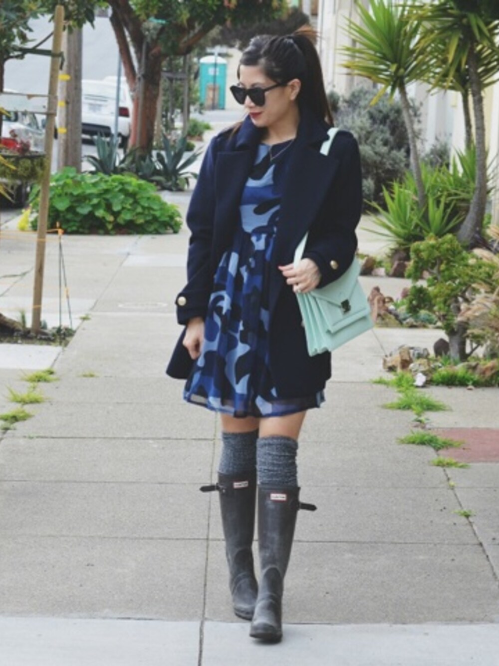 「asos、BAG、boohoo、boots、coat、dress、H&M、HUNTER、LOEFFLER　RANDALL、socks」｜Nancyさん（レディース）の春コーディネートの1枚目の写真