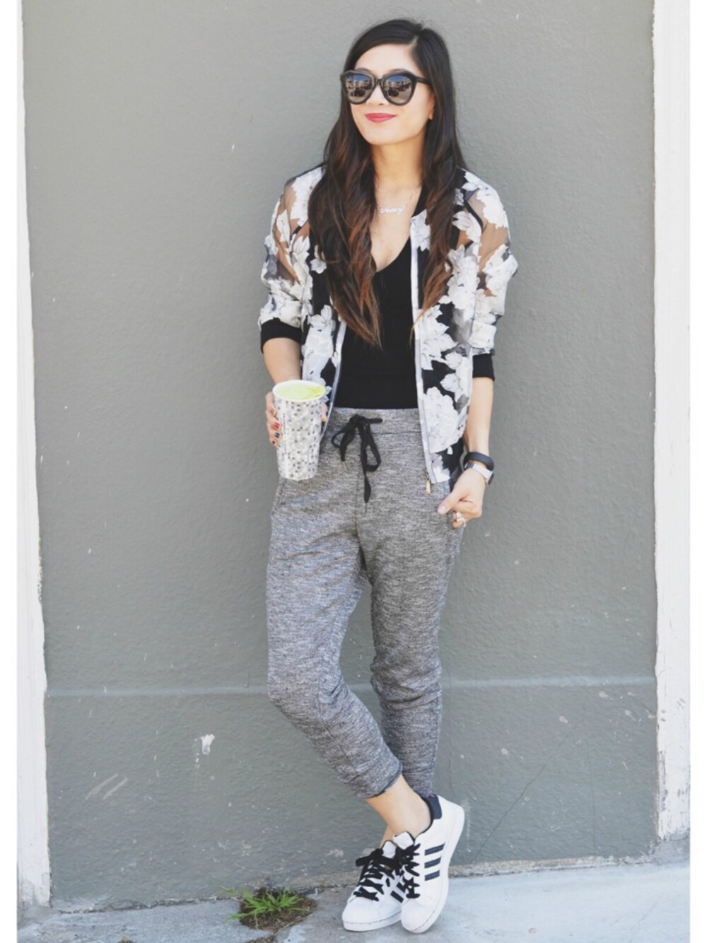 「athletic、floral、jacket 、pants、sneakers」｜Nancyさん（レディース）の秋コーディネートの1枚目の写真