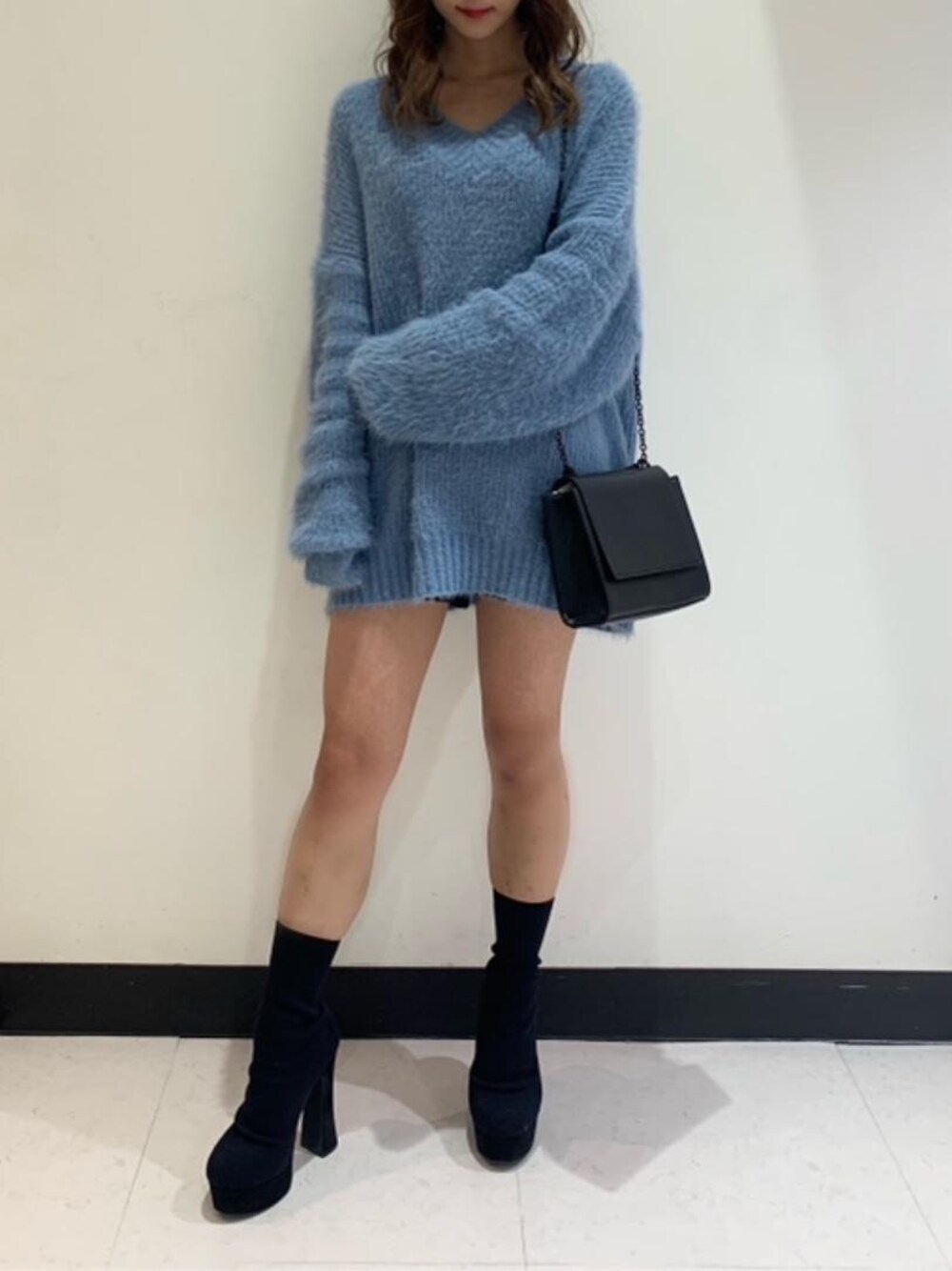 「冬コーデ、二ット、スパイラルガール、SPIRALGIRL、ソックスブーツ、ぶるー、ショートブーツ👢、二ットコーデ、二ットワンピコーデ、二ットワンピ」｜「SPIRALGIRLの2wayスクエアチェーンバッグ（ショルダーバッグ、ブラック系）」を使った、saaaraaa9さん（レディース・152cm）の冬コーディネートの1枚目の写真