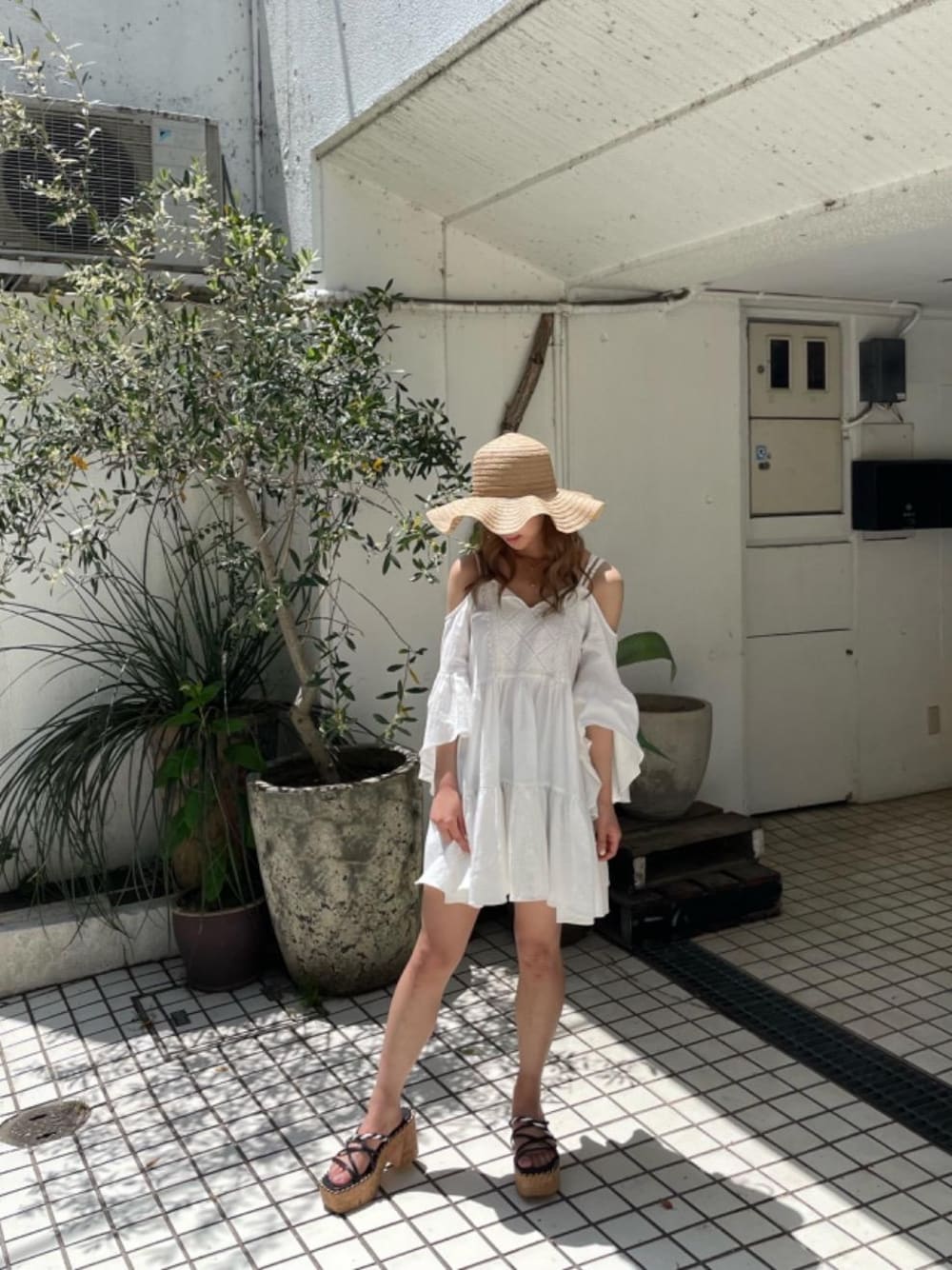 「ホワイト、白、ホワイトコーデ、ミニワンピ、スパイラルガール、キャミワンピ、SPIRALGIRL、ティアードワンピ、夏コーデ、ワンピース 」｜「SPIRALGIRLのオフショルティアードワンピース（ワンピース、ホワイト系）」を使った、saaaraaa9さん（レディース・152cm）の春コーディネートの1枚目の写真