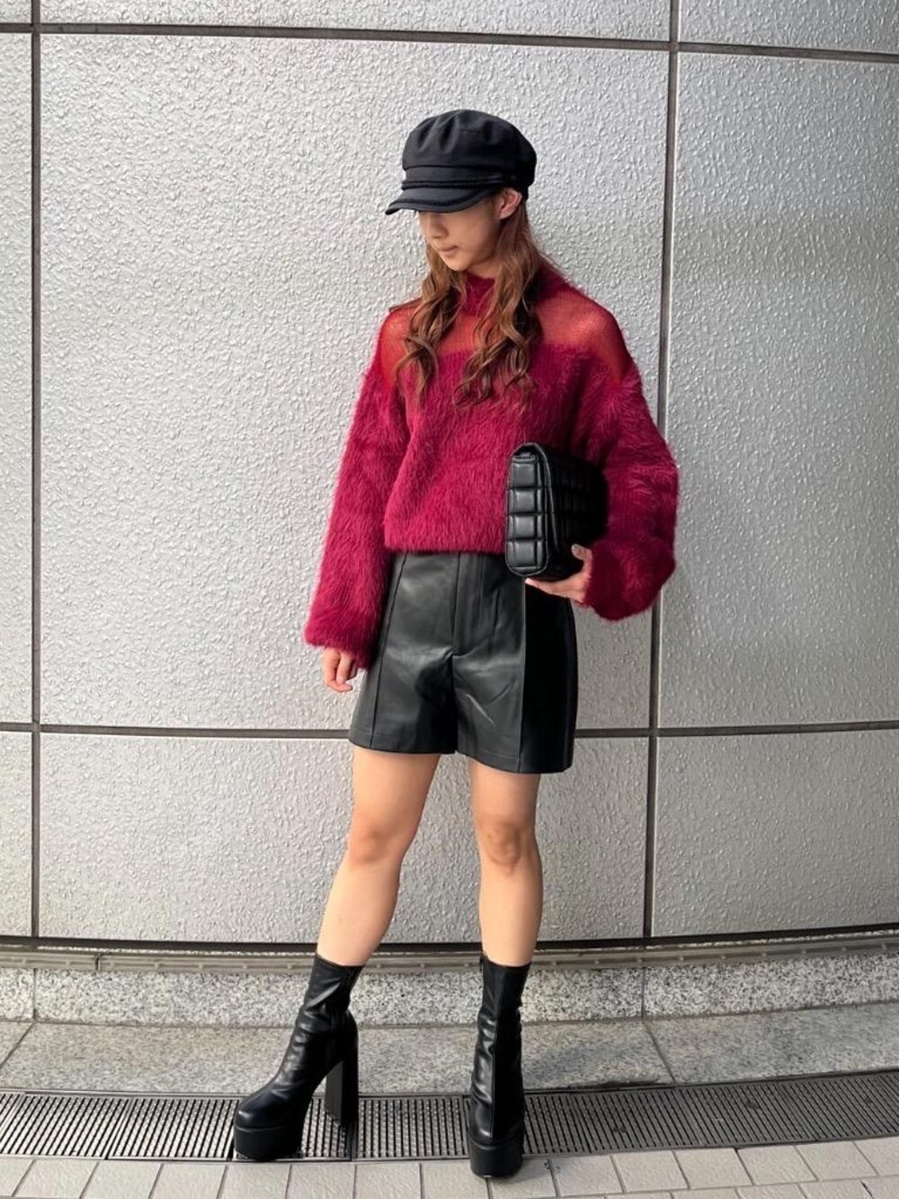 「ショートパンツ、赤、シャギー、スパイラルガール、SPIRALGIRL、ニットコーデ、低身長こーで、ショートブーツ👢、にっと」｜「SPIRALGIRLのハイウエストレザーライクショートパンツ（その他パンツ、ブラック系）」を使った、saaaraaa9さん（レディース・152cm）の秋コーディネートの1枚目の写真