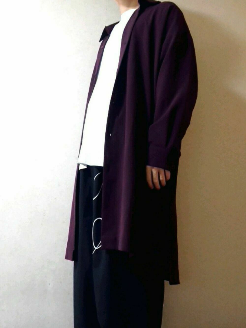 「Lui's、シャツコート、おしゃれさんと繋がりたい、春コーデ、HUGO BOSS、ato、シンプルコーデ、モード、キレイめ、ボルドー」｜「Lui'sのサイドスリット ビッグシルエット シャツコート（シャツ/ブラウス、レッド系）」を使った、UNREALさん（メンズ・167cm）の冬コーディネートの1枚目の写真
