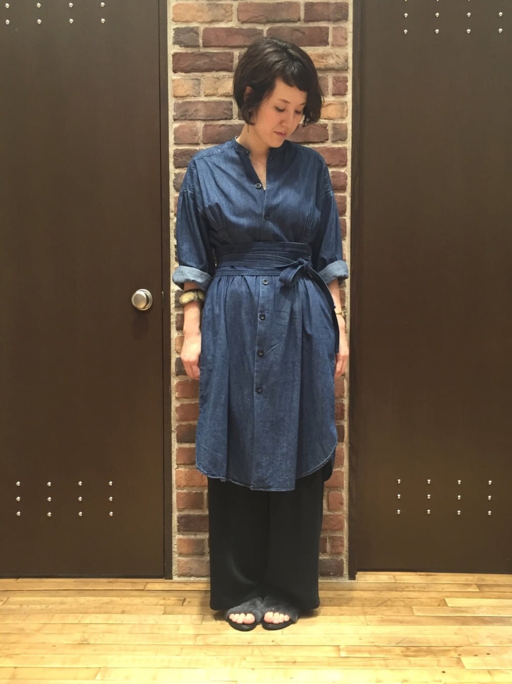 「デニム、シンプル、大人カジュアル、サンダル、シャツワンピ、デニムワンピース、ファー小物、ootd、サッシュベルト、秋コーデ」｜「FIL DE FERのデニムピンタック ロングシャツワンピース（シャツワンピース、ブルー系）」を使った、kaji.さん（レディース・163cm）の夏コーディネートの1枚目の写真