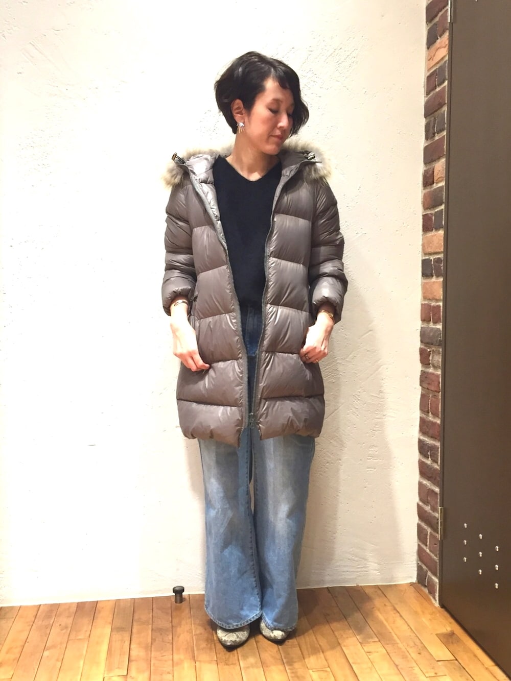 「ニット、デニム、アウター、シンプル、グレー、Vネック、ダウンコート、冬コーデ、大人カジュアル、休日スタイル」｜「NOMBRE IMPAIRのハンガリーダウン ミドル丈コート（ダウンジャケット/コート、グレー系）」を使った、kaji.さん（レディース・163cm）の秋コーディネートの1枚目の写真