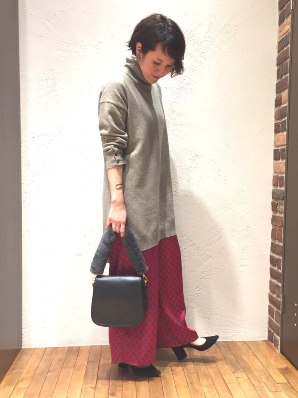 「パンプス、ベージュ、秋のコーデ、赤、タートルネック、大人カジュアル、ワイドパンツ、ファー小物、ootd」｜「FIL DE FERのヴィンテージ小紋プリント タックワイドパンツ（その他パンツ、レッド系）」を使った、kaji.さん（レディース・163cm）の秋コーディネートの1枚目の写真