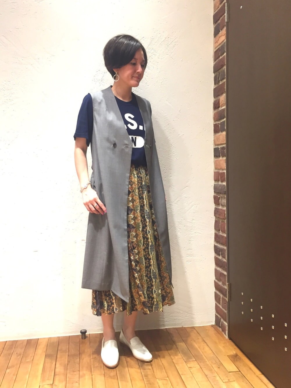 「フレアスカート、スカート、Tシャツ、ローファー、秋のコーデ、ロングスカート、ジレ、ラクチンコーデ、オトナカジュアル、ロングジレ」｜「NOMBRE IMPAIRの【Fabric in Italy】パターンMIX イージースカート（スカート、その他）」を使った、kaji.さん（レディース・163cm）の夏コーディネートの1枚目の写真