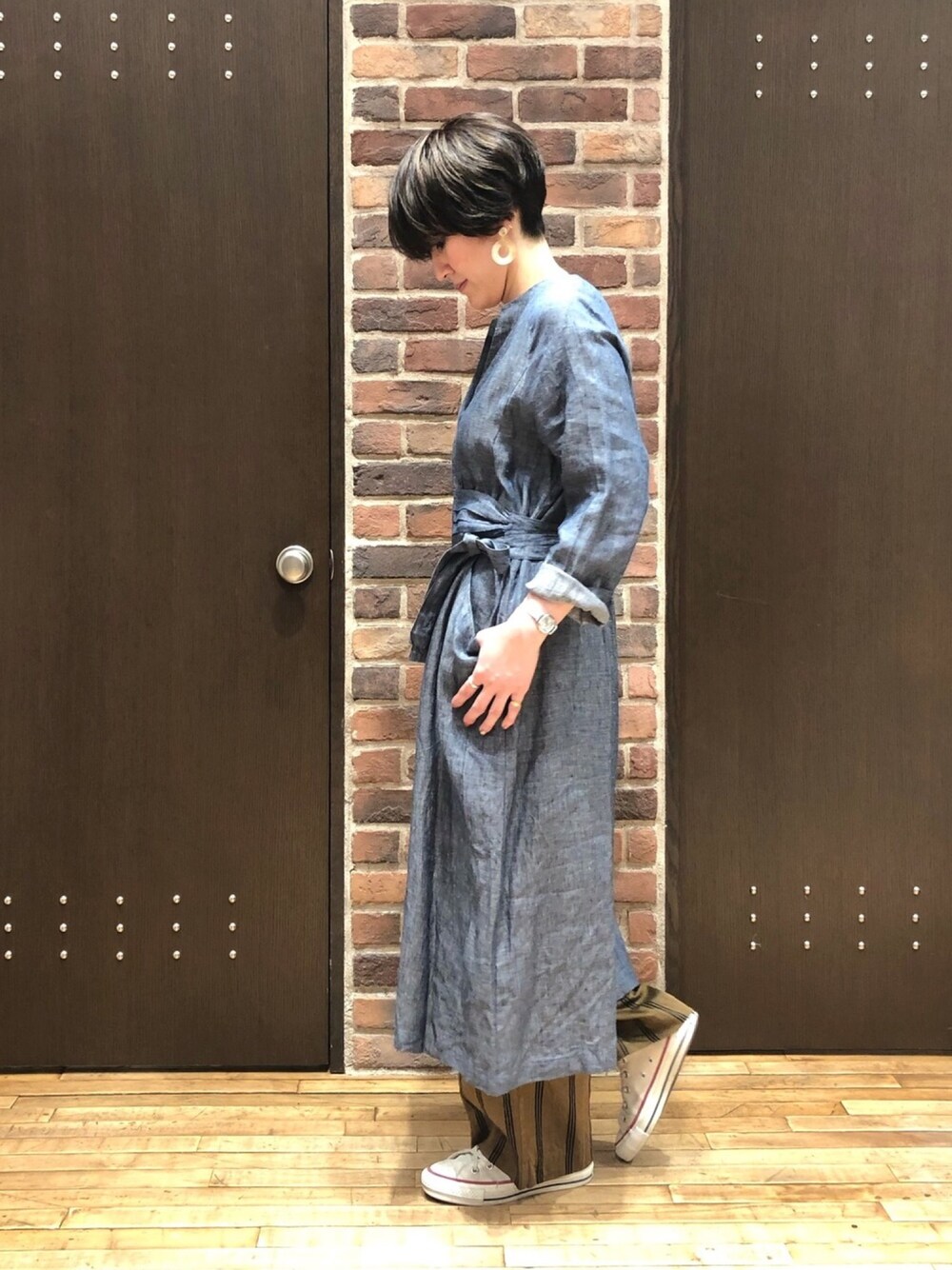 「コンバース、ワンピース、ストライプ、レイヤードスタイル、ウエストマーク、リラックススタイル、ootd、春コーデ、オトナカジュアル、サッシュベルト」｜「NOMBRE IMPAIRの【BBM】リネンシャンブレー サッシュベルト付きワンピース（シャツワンピース、ブルー系）」を使った、kaji.さん（レディース・163cm）の春コーディネートの1枚目の写真