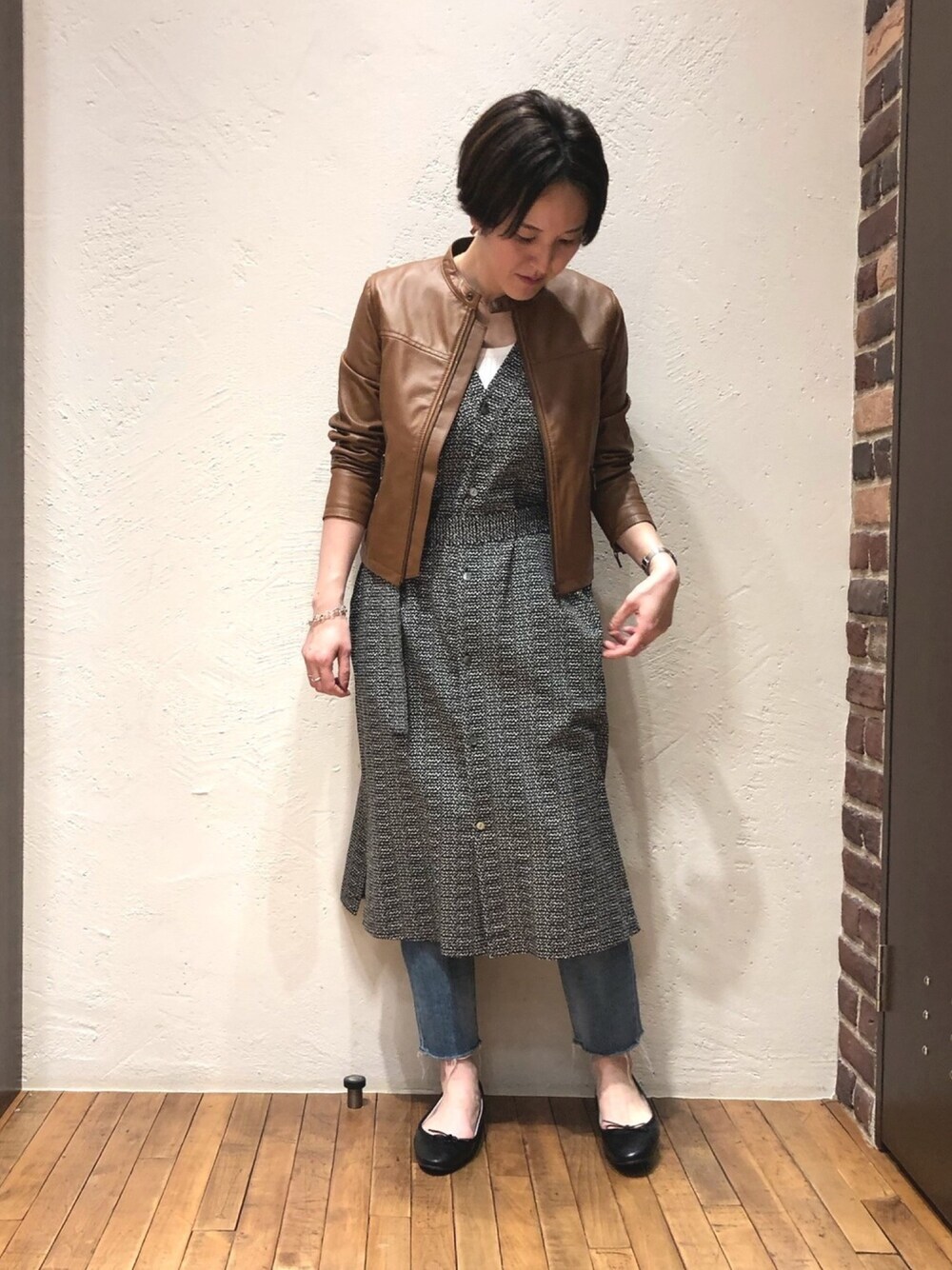 「デニム、レザージャケット、モノトーン、レイヤードスタイル、ジャンパースカート、バレエシューズ、茶色、タンクトップ、柄ワンピース、オトナカジュアル」｜「NOMBRE IMPAIRのラムレザー スタンドネックブルゾン（ブルゾン、ブラウン系）」を使った、kaji.さん（レディース・163cm）の春コーディネートの1枚目の写真