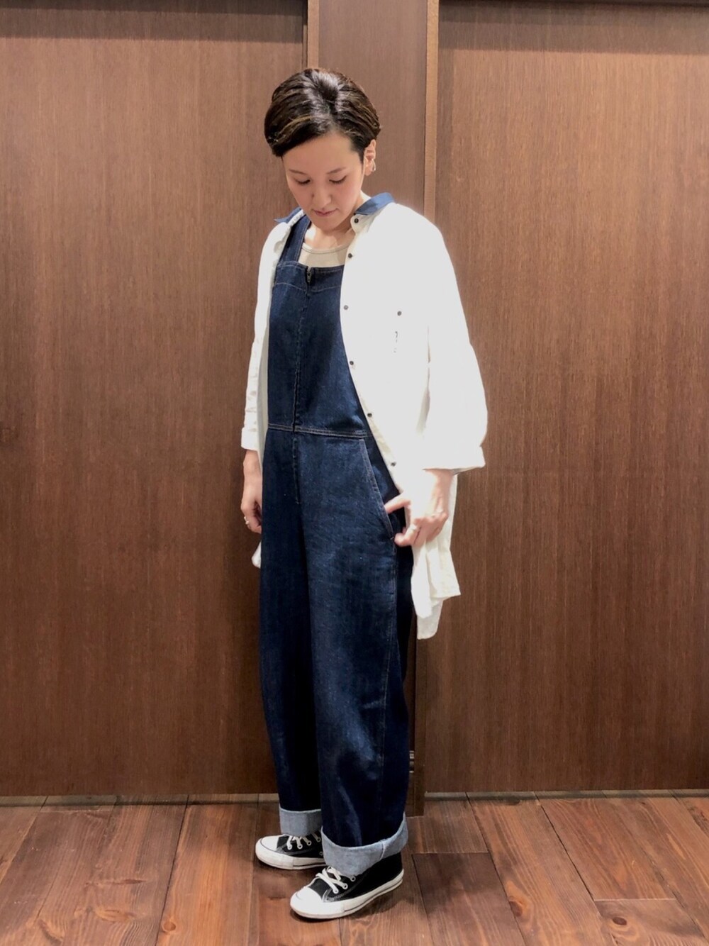 「シンプル、休日スタイル、オーバーサイズ、メンズライク、デニム、サロペット、ロングシャツ、コンバース、ラフ、秋」｜「NOMBRE IMPAIRのＩＴＡ２重織アキハストライプワイドシャツ（シャツ/ブラウス、ホワイト系）」を使った、kaji.さん（レディース・163cm）の夏コーディネートの1枚目の写真
